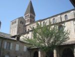 l'église abbatiale Saint-Philibert depuis le cloître